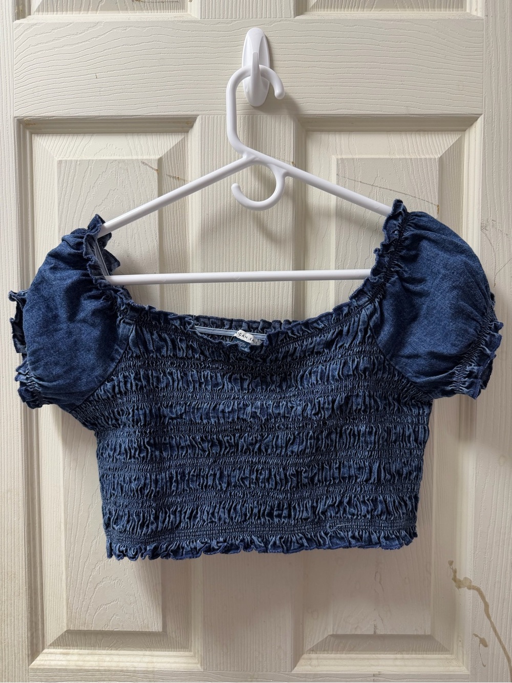 💙 AE Smocked Denim Crop Top